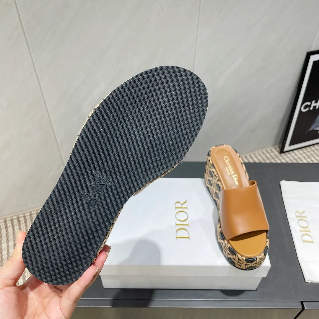 💕💕Factory direct selling price p540💕💕 (Top version) Dior 25ss summer high version new sandals. [Round-toe thick-soled sandals] Simple and super versatile. Perfect and luxurious on the feet, can be matched with spring and summer clothes. The foot feels even more comfortable! The material is a perfect replica of the original version. Original disassembly and molding. ❶Material: original customized cowhide ❷Inner lining: original customized sheepskin ❸Feet: original customized sheepskin ❹Outsole: original non-slip slope heel outsole ❺Heel height: 9cm ❻Packaging: original full set of packaging ❼Number of yards: 36-39 (40.41. Customization is not returnable) ☀Color: Official website updated simultaneously